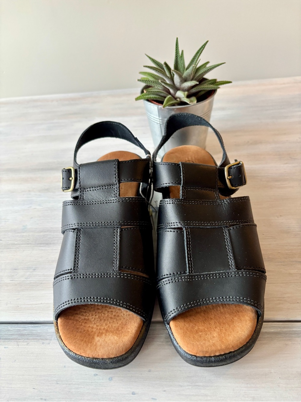 Women’s Cloud Lites black Leather Sandals. Size 9. NEW ❤️